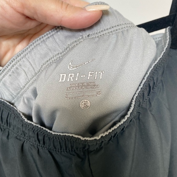 Nike dri fit size small dark grey and pink running shorts - Picture 5 of 11